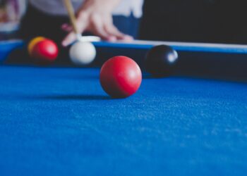 In a game of snooker, what color ball is worth 3 points?
