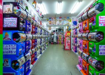 What was the twirling hoop toy that emerged as a fad and enjoyed popularity during the late 50s?