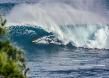 How many fingers did Quint use when scratching the chalkboard in Jaws?