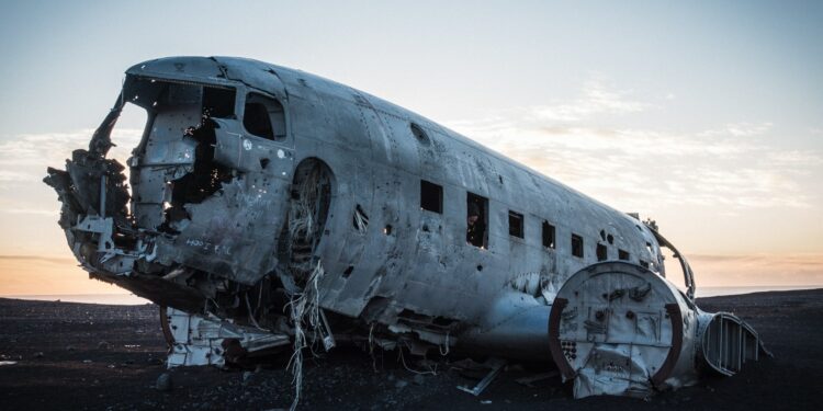 Which university suffered tragedy when an airplane carrying most of its football team crashed in 1970?