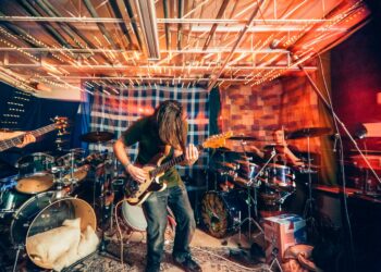 What was the name of the punk rock band which was formed in the 1970s in New York, and whose members were known for dressing and being named alike?