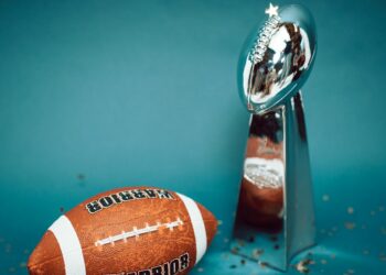 Who was the designer of the Vince Lombardi Trophy?