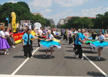 How many dogs were there in the original design of the poodle skirt?