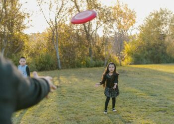 In Ultimate Frisbee, how many players per side are allowed in an outdoor game?