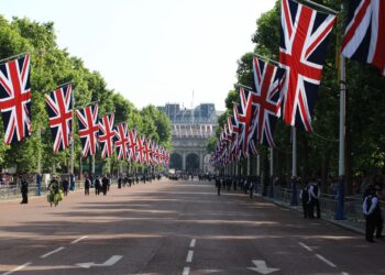 In which year did Queen Elizabeth II begin her reign?