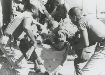 Which US President offered pardons to those who evaded the draft for the Vietnam war?