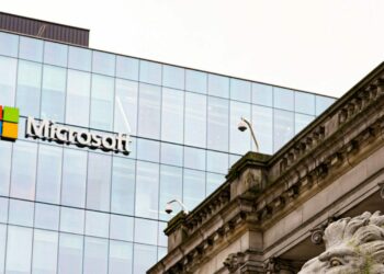 Who co-founded Microsoft along with Bill Gates?